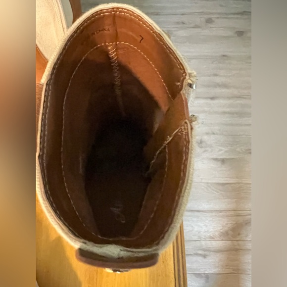 Boots-4 inch stacked heel. Tan and cream leather and fabric with gold details. - Picture 5 of 10